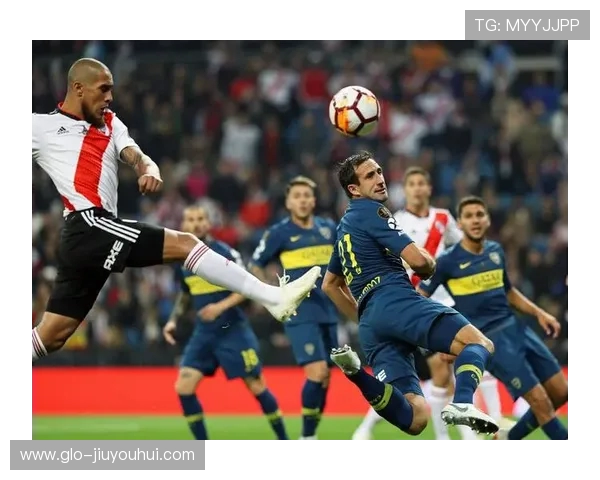 足球比赛中连进三球成焦点精彩瞬间展现球员绝佳状态与团队默契